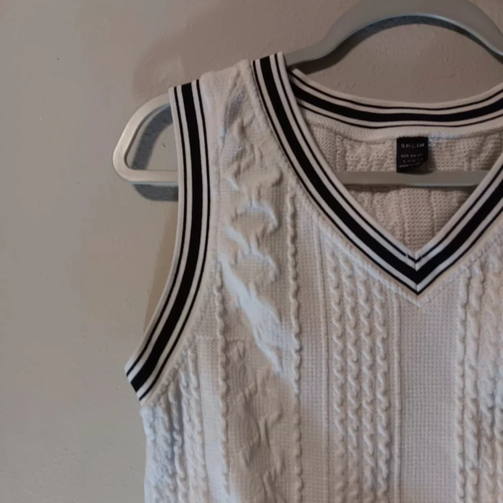 SHEIN White Cable Knit V-Neck Cropped Tank with Black Trim - Picture 5 of 11